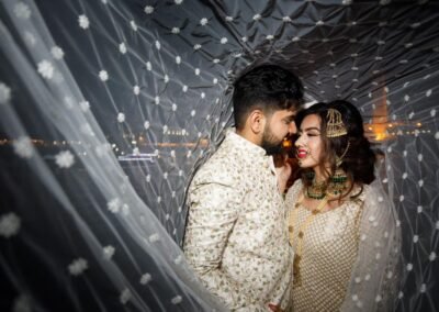 cinecrown-indian-wedding-photo-couple-old-sac-inside-vail-kiss